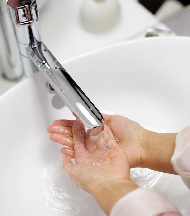 umývanie rúk pod tečúcou vodou