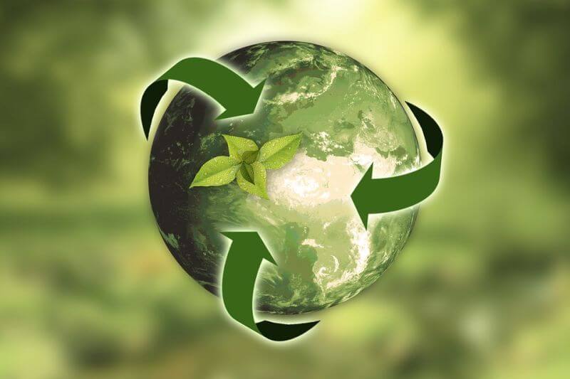 grafika zelenej planéty so znakom recyklácie