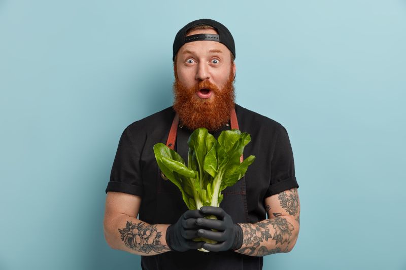 prekvapený muž so zeleninou v ruke