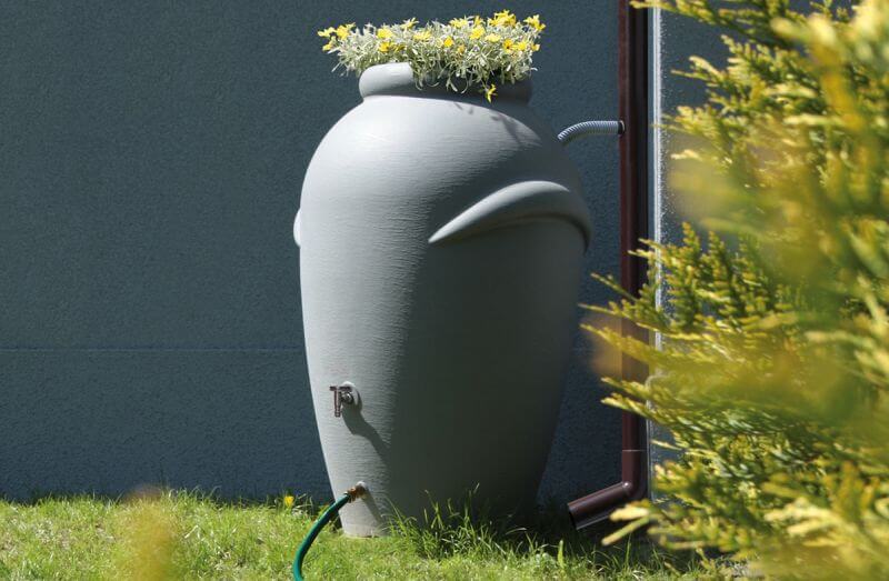 aquacan nádrž na dažďovú vodu v záhrade