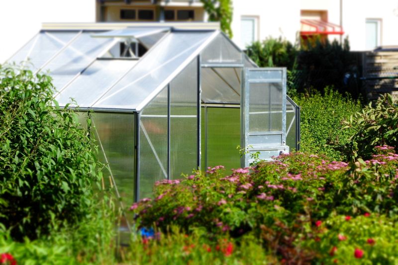 skleník v rodinnej záhrade