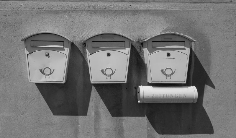 tri biele poštové schránky na stene