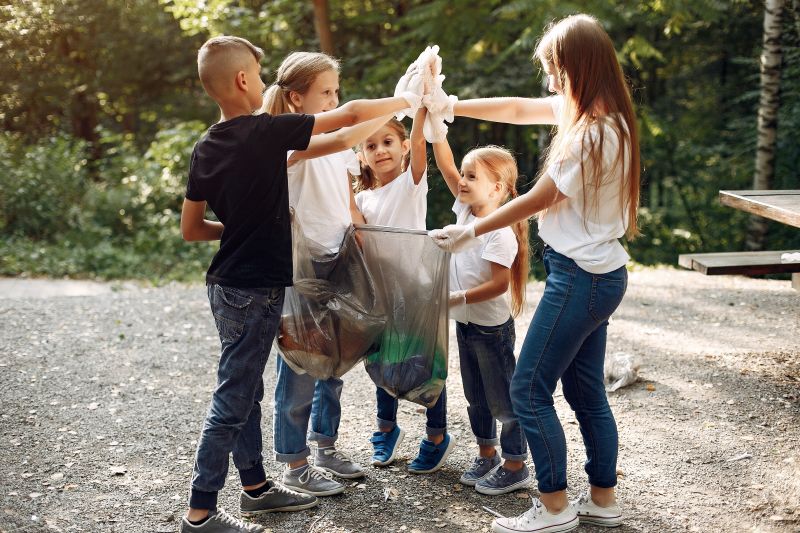 šťastné deti recyklujúce odpad
