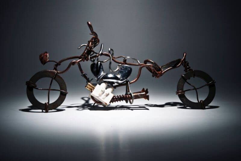 motorka vyrobená z odpadkov z kovu