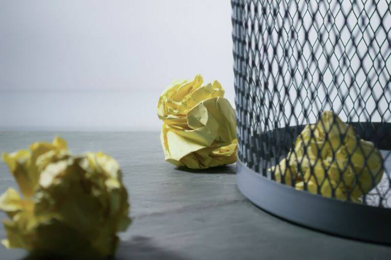 žltý papier zahodený v odpadkovom koši
