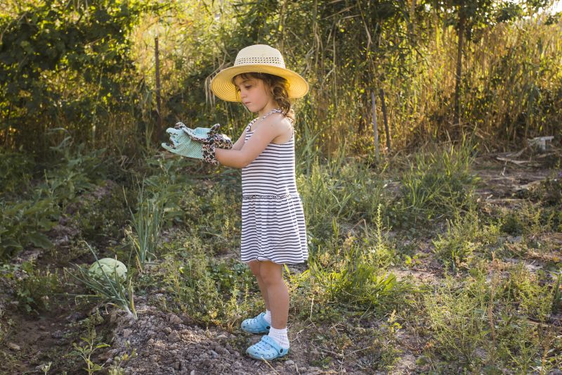dievčatko v záhrade s klobúkom