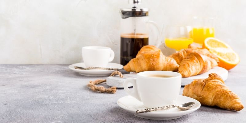 raňajky prichystané na stole